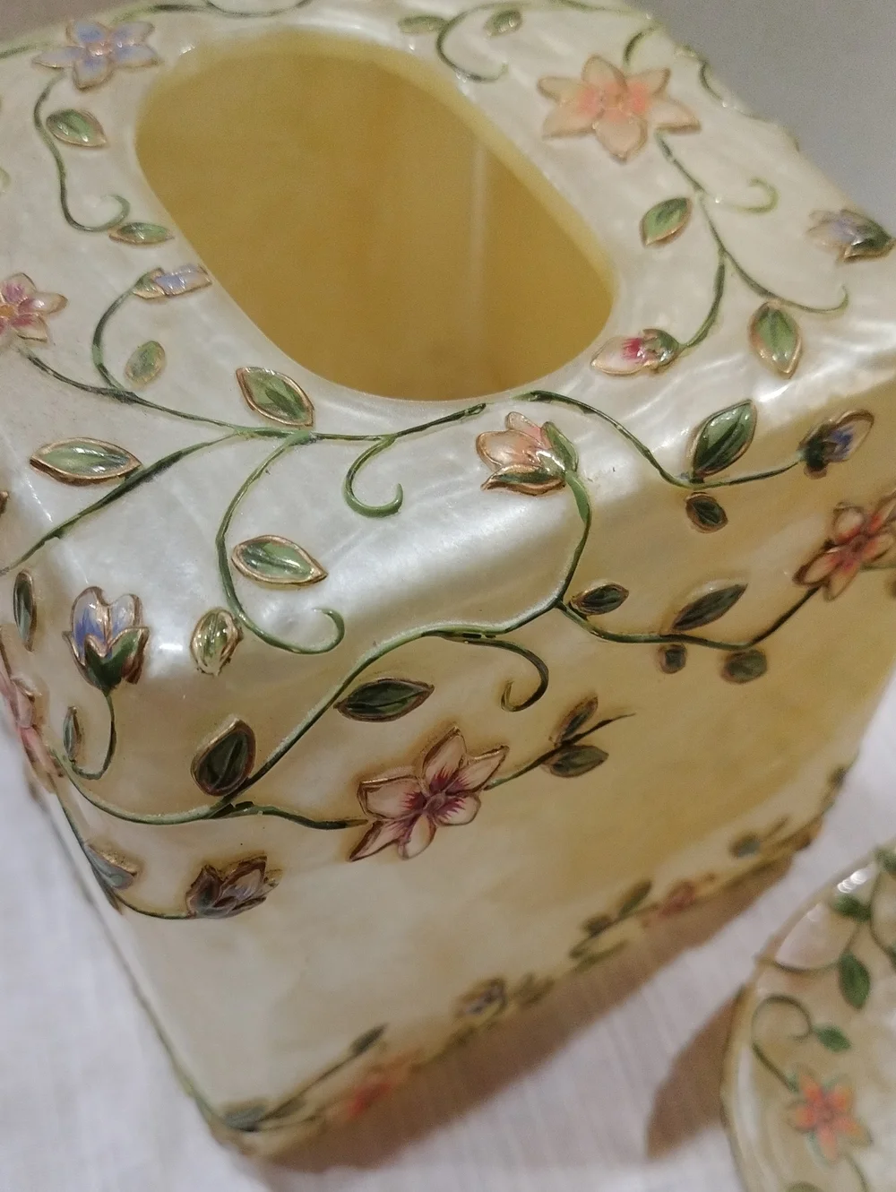 Square tissue box cover and matching soap dish set